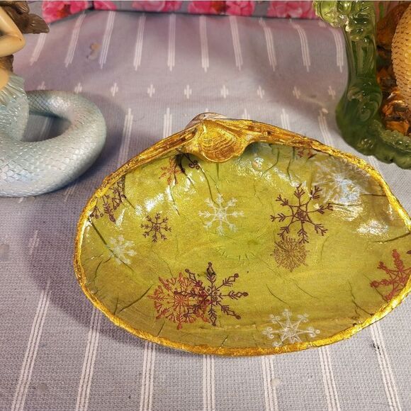 DECOUPAGE CLAM SHELL DECOUPAGE SNOWFLAKES ON A CLAM SHELL TRINKET DISH - Picture 4 of 10